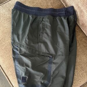 Under Armour Green Men’s Shorts Medium - Sportstyle Elite Cargo